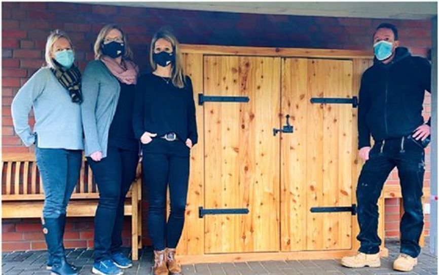 Carsten Oerding (v.r.n.l.) sowie Leitung Sarah Walker und die Erzieherinnen Maike Grotheer und Nicole Meyer umrahmen das neue Schmuckstück der Kinderkrippe „Mäusehöhle“.  Foto: eb