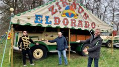Glücklich über die Zusammenarbeit: Jan van den Hoogen (Mitte) und Klaus Fittschen überreichen Rinaldo Thiel (links) die Futtermittelspende. Foto: an