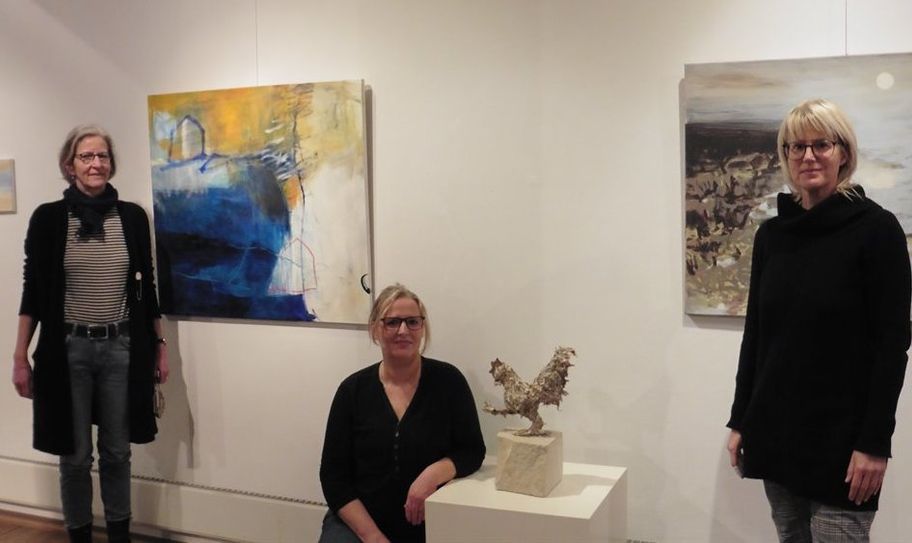 Die Preisträgerinnen (v.l.) Katrin Schütte, Tania Isabel Block und Birte Hölscher neben ausgewählten Arbeiten für die Ausstellung des Osterholzer Kunstvereins.  Foto: mf