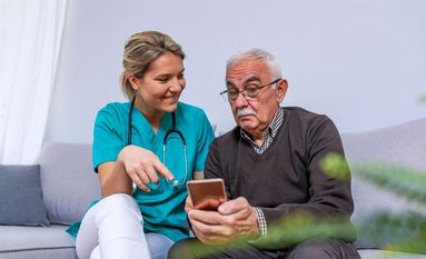 Senioren-Smartphones können um viele nützliche Zusatzfunktionen erweitert werden, so lässt sich beispielsweise die Corona-Warn-App installieren.
Foto: djd/emporia Telecom/Dragana Gordic - Shutterstock.com