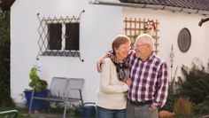 Um die Nachkommen unterstützen zu können, ist ein ausreichender finanzieller Spielraum nötig. Das gilt auch für Ruheständler, die Immobilieneigentum besitzen und damit eigentlich vermögend sind.
 Foto: djd/Deutsche Leibrenten/Sonja Brüggemann