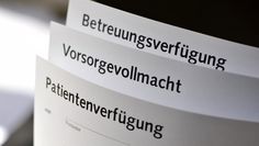 Es sind keine einfachen Fragen, mit denen man sich auseinandersetzen muss. Wer aber möchte, auch im Fall eigener Entscheidungsunfähigkeit nach den eigenen Vorstellungen behandelt zu werden, muss sie sich beim Verfassen einer Patientenverfügung stellen.  Foto: adobstock/nmann77