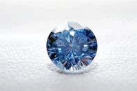 Ein Teil der Kremationsasche kann in einen synthetischen Diamanten umgewandelt werden. Foto: djd/Algordanza Erinnerungsdiamanten