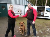 Starten als Team im eigenen Meisterbetrieb in Oerel durch: Antonia Theresa Marquardt und Benjamin Hinke (mit Rüde Milo). Fotos: lst