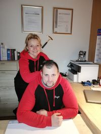 Starten als Team im eigenen Meisterbetrieb in Oerel durch: Antonia Theresa Marquardt und Benjamin Hinke (mit Rüde Milo).  Fotos: lst