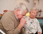 Chronische Lungenerkrankungen wie COPD oder Asthma stellen einen Risikofaktor für besonders schwere Grippeverläufe dar.
 Foto: djd/Sanofi/Getty Images/sturti