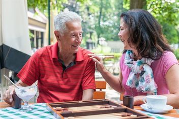 Auf Augenhöhe: Senioren-Assistent:innen begleiten ältere Menschen im Alltag.
Foto: djd/Büchmann/Seminare/Photographie Martin Hänisch, Fürth