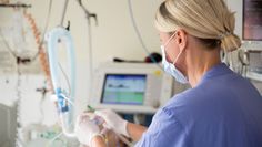 Mit einer Patientenverfügung kann man vorab bestimmen, wie man im Ernstfall behandelt werden möchte. Foto: djd/DEVK/Marc Walter