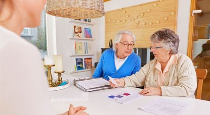 Mit der Versorge für das Lebensende sollte man rechtzeitig starten. Eine professionelle Beratung – zurzeit natürlich coronakonform - hilft dabei.
Foto: djd/compass private pflegeberatung