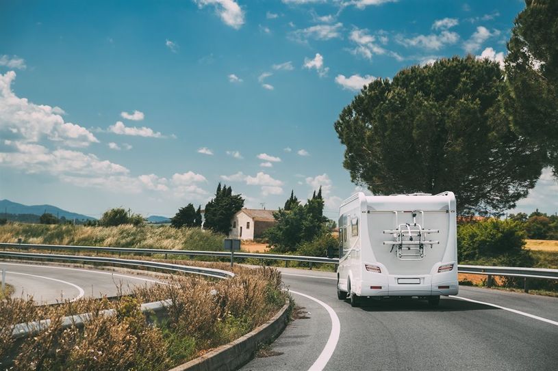Urlaub mit dem Wohnmobil ist in Zeiten von Corona gefragter denn je. Vor der Reise sollte das Fahrzeug gründlich gereinigt und unter die Lupe genommen werden.
 Foto: djd/Albert Berner/Grigory Bruev - stock.adobe.com