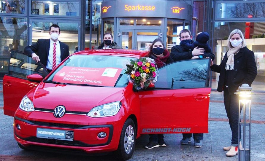Preisübergabe bei der Sparkasse: Katharina und Markus Quast (an der Fahrertür mit Sohn Alexander) haben den Hauptgewinn der Klosterholz-Tombola abgestaubt.  Foto: jm