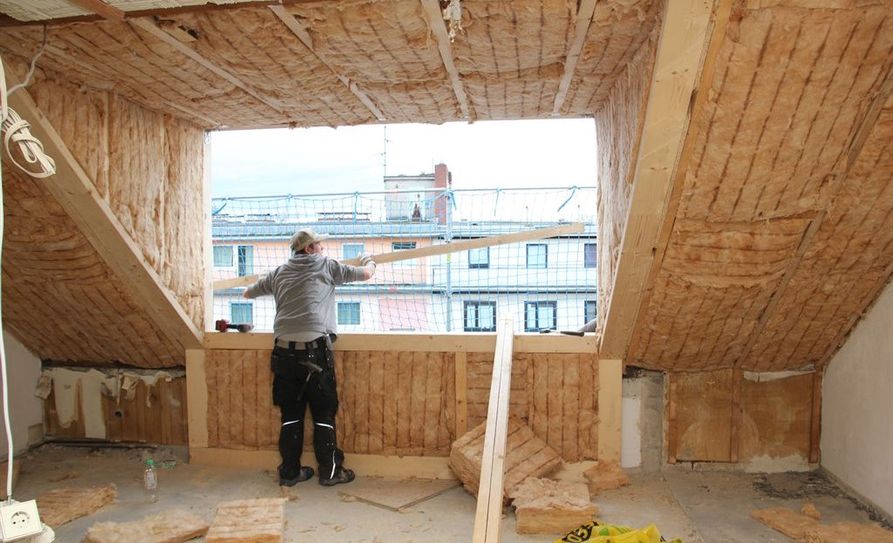 Mehr Platz unterm Dach schaffen: Die Profis aus dem Zimmerer- und Dachdeckerhandwerk können zu den Möglichkeiten eines Ausbaus beraten und den Umbau fachkundig realisieren.
 Foto: djd/Gesamtverband Deutscher Holzhandel