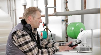 Bei der Heizungswartung werden die relevanten Einstellungen an der Heizung überprüft.
Foto: djd/IWO - Institut für Wärme und Mobilität