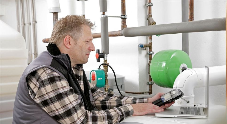 Bei der Heizungswartung werden die relevanten Einstellungen an der Heizung überprüft.
 Foto: djd/IWO - Institut für Wärme und Mobilität