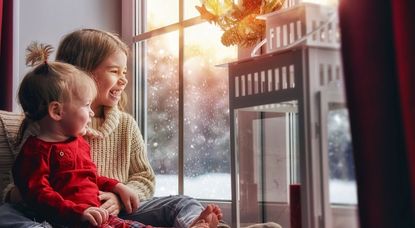 Behaglich warm im Winter, angenehm temperiert im Sommer: Eine Wärmedämmung wirkt sich ganzjährig positiv auf das Raumklima aus. Foto: djd/Qualitätsgedämmt e.V./Getty