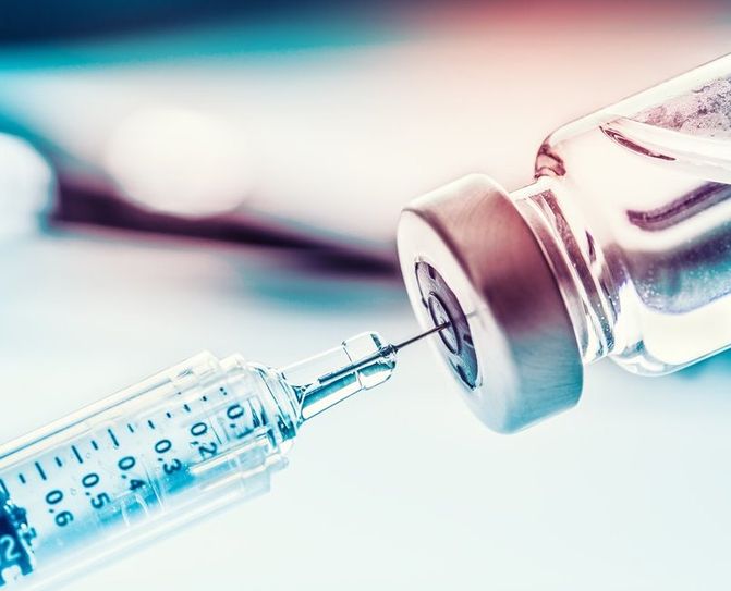 Langzeitdaten brauchen wir nicht, weil Nebenwirkungen so lange nach einer Impfung auftreten können, sondern weil es lange braucht, um ausreichend Menschen zu impfen, um sehr seltene Nebenwirkungen überhaupt erkennen zu können. Das verlief bei den Covid-Impfstoffen aber anders. Bild: adobestock/weyo