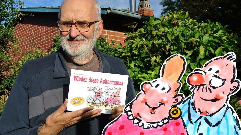 Heinz Glaasker freut sich, seinen Fans ein neues Buch präsentieren zu können. Das Buch „Wieder diese Ackermanns“ ist der vierte Band seiner Art.  Foto: uml