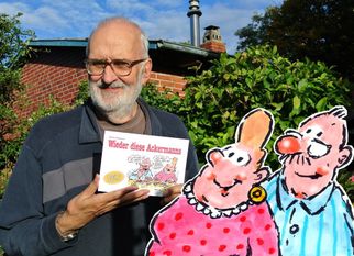 Heinz Glaasker freut sich, seinen Fans ein neues Buch präsentieren zu können. Das Buch „Wieder diese Ackermanns“ ist der vierte Band seiner Art.  Foto: uml