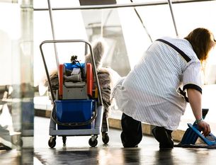 Gebäudereiniger:innen leisten durch ihre Arbeit einen Beitrag gegen die Infektionsgefahr in Betrieben, Büros und Behörden. Dennoch bleiben sie oft auf den Kosten für den eigenen Gesundheitsschutz sitzen, bemängelt die zuständige Gewerkschaft IG BAU. Foto: iG Bau