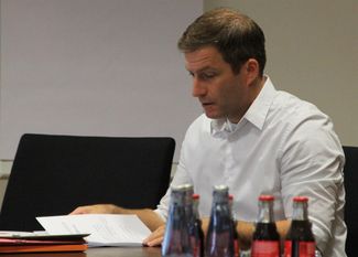 Gemeindekämmerer Patrick Schlesselmann präsentierte den Ausschussmitgliedern gewohnt souverän den aktuellen Entwurf für die Haushaltssatzung und den Haushaltsplan 2021. Foto: ue