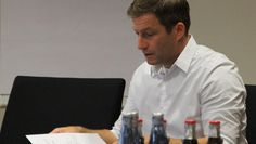 Gemeindekämmerer Patrick Schlesselmann präsentierte den Ausschussmitgliedern gewohnt souverän den aktuellen Entwurf für die Haushaltssatzung und den Haushaltsplan 2021.  Foto: ue