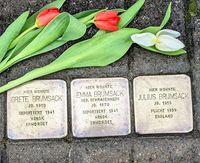 Marie Pfeiffer (v. li.), Andrea Türk und Monika Teubner kämpfen mit Schwamm, Zahnbürste und Polierpaste gegen das Vergessen. Fotos: kh