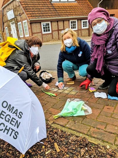 Marie Pfeiffer (v. li.), Andrea Türk und Monika Teubner kämpfen mit Schwamm, Zahnbürste und Polierpaste gegen das Vergessen.  Fotos: kh