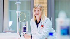 Faszination Wissenschaft: Die promovierte Chemikerin Emelie Fritz hat in Schweden, England und Deutschland studiert. Foto: djd/3M
