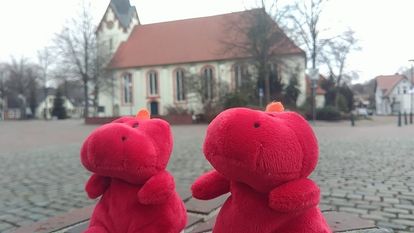 In Osterholz-Scharmbeck treiben süße rote Drachen ihr Unwesen. Fotos: eb