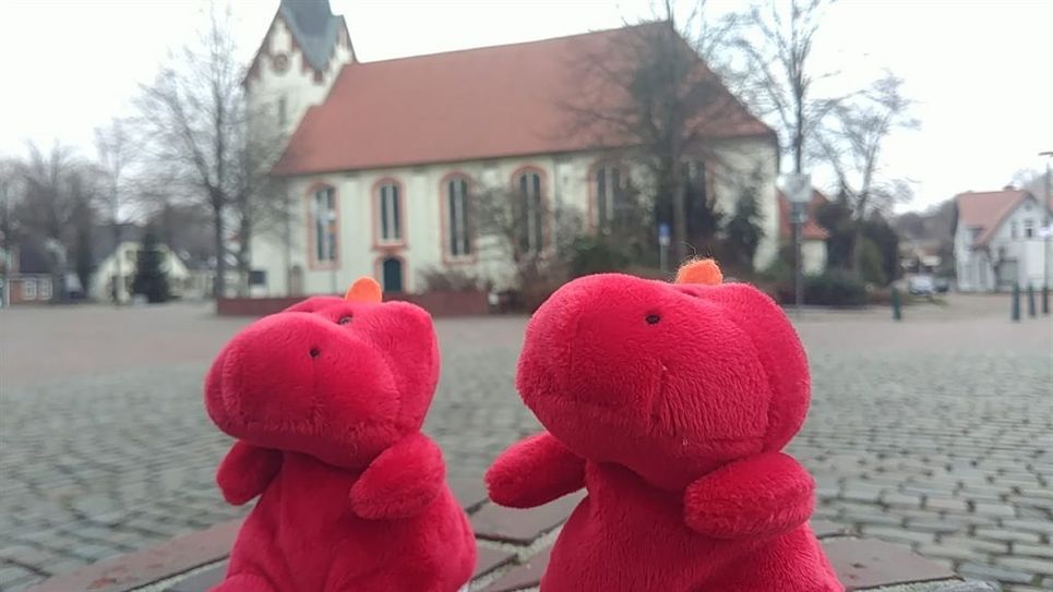 In Osterholz-Scharmbeck treiben süße rote Drachen ihr Unwesen. Fotos: eb