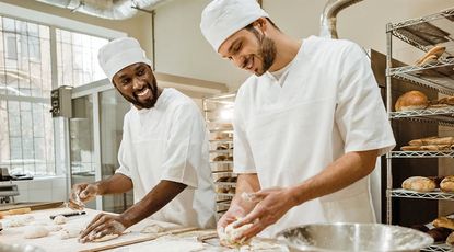 Damit die berufliche Bildung den aktuellen Lebenswelten junger Menschen entspricht, wurde das Berufsbildungsgesetz (BBiG) vor einem Jahr novelliert.
Foto: djd/www.BMBF.de/Lightfield Studios - stock.adobe.com