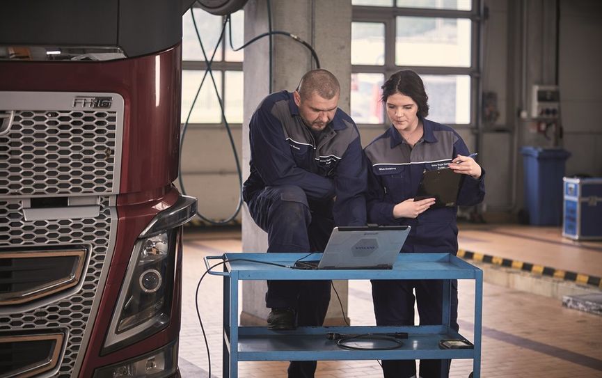 Kfz-Mechatroniker:innen für Nutzfahrzeuge arbeiten am Puls der Zeit: Die Technik verändert sich ständig, auf elektrische und elektronische Komponenten für Assistenz-, Sicherheits- und Kommunikationssysteme kann heute nicht mehr verzichtet werden.
Foto: Volvo Trucks/txn