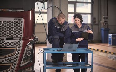 Kfz-Mechatroniker:innen für Nutzfahrzeuge arbeiten am Puls der Zeit: Die Technik verändert sich ständig, auf elektrische und elektronische Komponenten für Assistenz-, Sicherheits- und Kommunikationssysteme kann heute nicht mehr verzichtet werden.  
 Foto: Volvo Trucks/txn