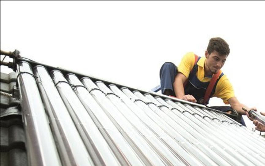 Anlagenmechaniker:innen SHK sind für die Energiewende unverzichtbar, denn Energieeffizienz und Ressourcenschonung lassen sich nur umsetzen, wenn die dafür notwendige Haustechnik geplant und montiert wird.  Foto: ZVSHK/txn