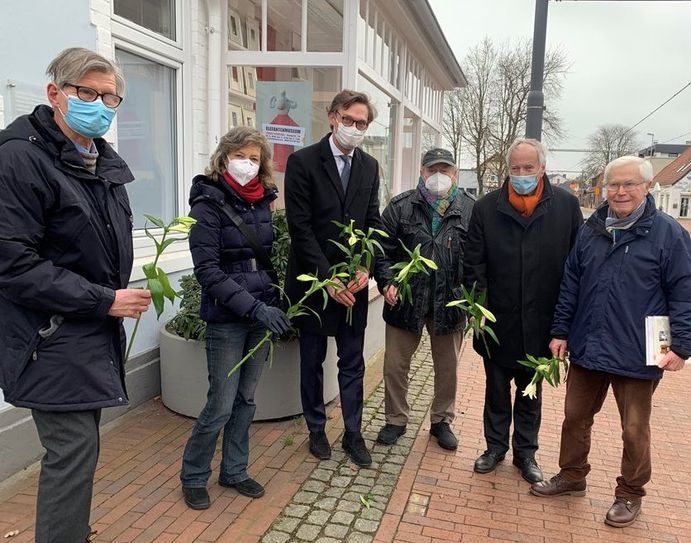 In Lilienthal wurden Blumen auf die an die jüdische Familie Frank erinnernden Stolpersteine gelegt. Foto: an