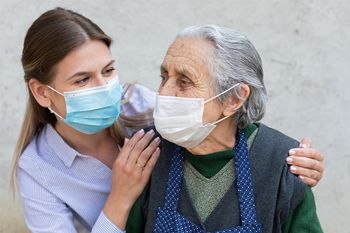 Der Pflegeberuf ist insbesondere in Corona-Zeiten enorm wichtig - aber auch enorm fordernd. 
 Foto: Adobe Stock: Ocskay Mark