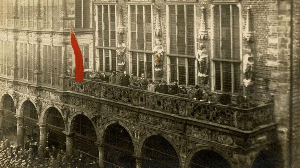 Verkündung der Machtübernahme des Arbeiter und Soldatenrates am 15. November 1918 am Bremer Rathaus.  Bild Wiki