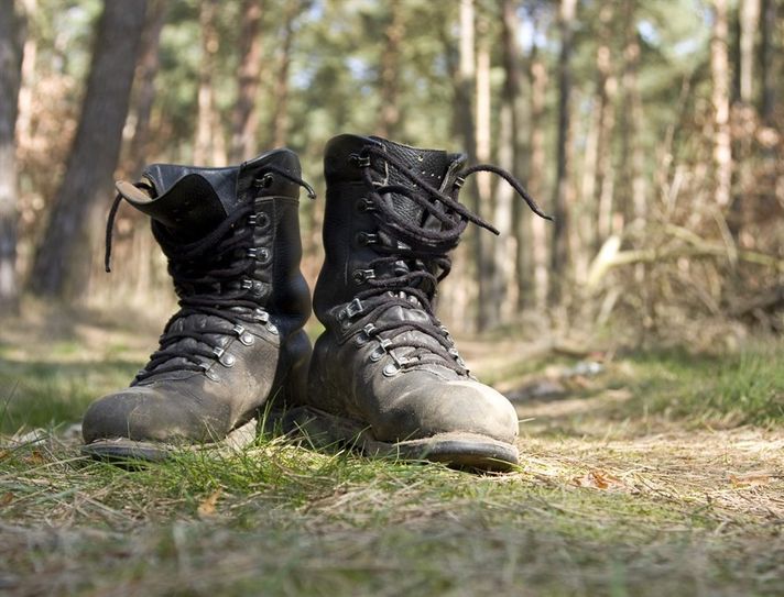 Schuhe schnüren und los geht´s! Marco Müller von der FuB lädt zum Pilgern ein.  Foto: eb