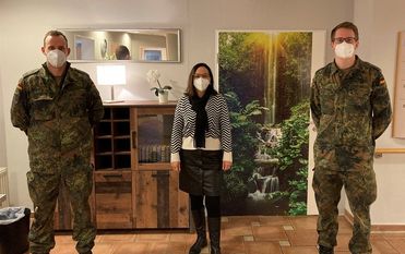 Zwei Soldaten aus Seedorf übernehmen in der Seniorenresidenz „Am Eichhof“ die Corona-Tests.  Foto: eb
