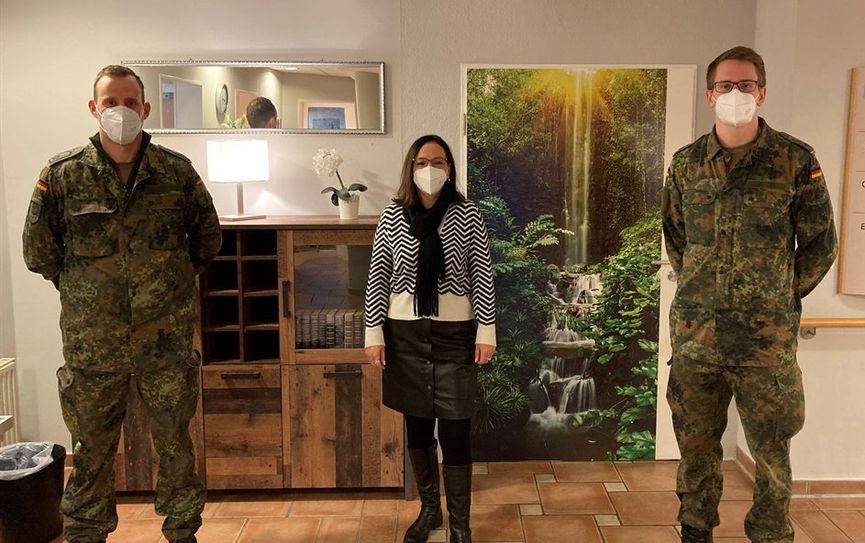 Zwei Soldaten aus Seedorf übernehmen in der Seniorenresidenz „Am Eichhof“ die Corona-Tests.  Foto: eb