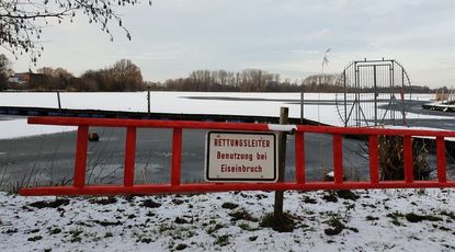 Wer sich aufs Eis wagt, sollte sich zur eigenen Sicherheit vorher nach geeigneten Rettungsmitteln umsehen. Foto: eb
