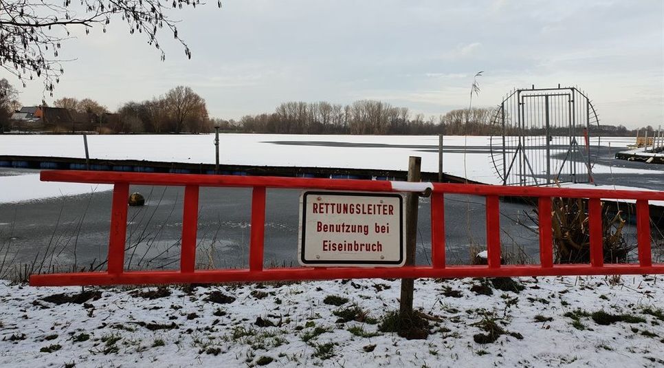 Wer sich aufs Eis wagt, sollte sich zur eigenen Sicherheit vorher nach geeigneten Rettungsmitteln umsehen.  Foto: eb