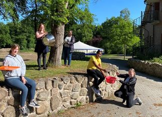 Arbeit für die großen und kleinen Gäste im Haus: die Hausgemeinde ist mittendrin. Foto: FuB