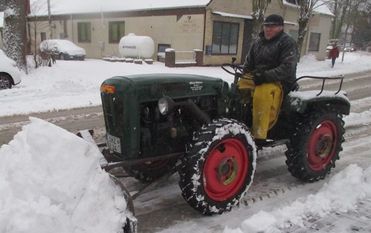 Großen Einsatz beim Schneeschippen zeigte der 80-jährige Wilhelm „Willem“ Mehrtens.  Foto: Klaus Sass