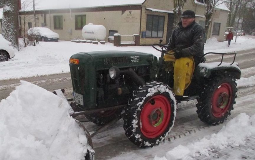 Großen Einsatz beim Schneeschippen zeigte der 80-jährige Wilhelm „Willem“ Mehrtens.  Foto: Klaus Sass