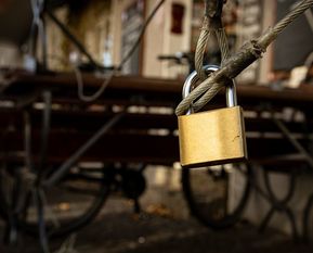 Gaststätte geschlossen: Die Corona-Pandemie hat zu einer historischen Krise im Gastgewerbe geführt - und kostet vielen Aushilfskräften den Job. Foto: NGG