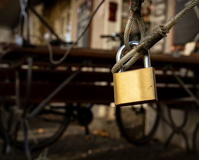 Gaststätte geschlossen: Die Corona-Pandemie hat zu einer historischen Krise im Gastgewerbe geführt - und kostet vielen Aushilfskräften den Job. Foto: NGG