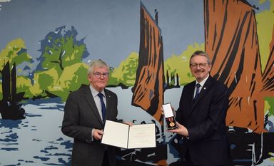 Landrat Bernd Lütjen überreichte sie dem Geehrten heute Vormittag im kleinen Rahmen im Kreishaus I in Osterholz-Scharmbeck. Foto: eb