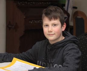 Von links oben: Jerome, Lisa, Mirja und Riana haben den Jahresrückblick für den Heimatverein Kutenholz aufgenommen. Foto: eb