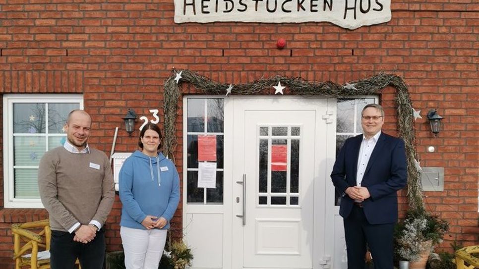 Marco Prietz (re.) besuchte Familie Noetzelmann im „HeidstückenHus“.  Foto: eb